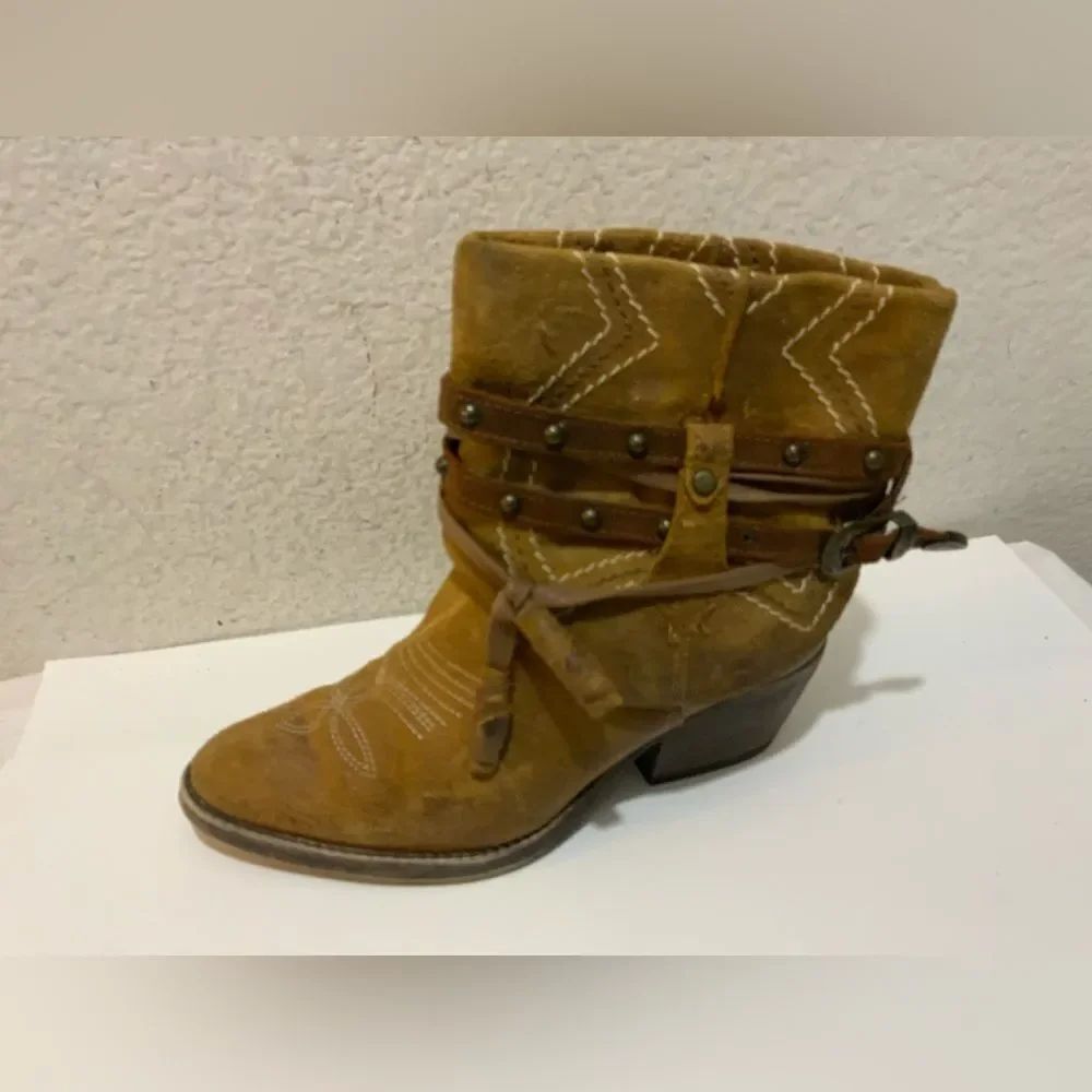 Steve Madden Vintage Freebird Cowboy booties. Size 7 Camel/cognac suede.